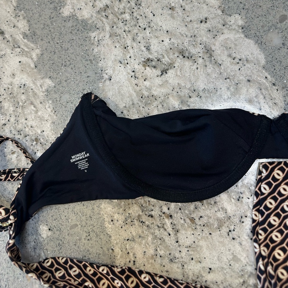 Monday Swimwear Maui Top in Geo Lynx Size V - Picture 7 of 8